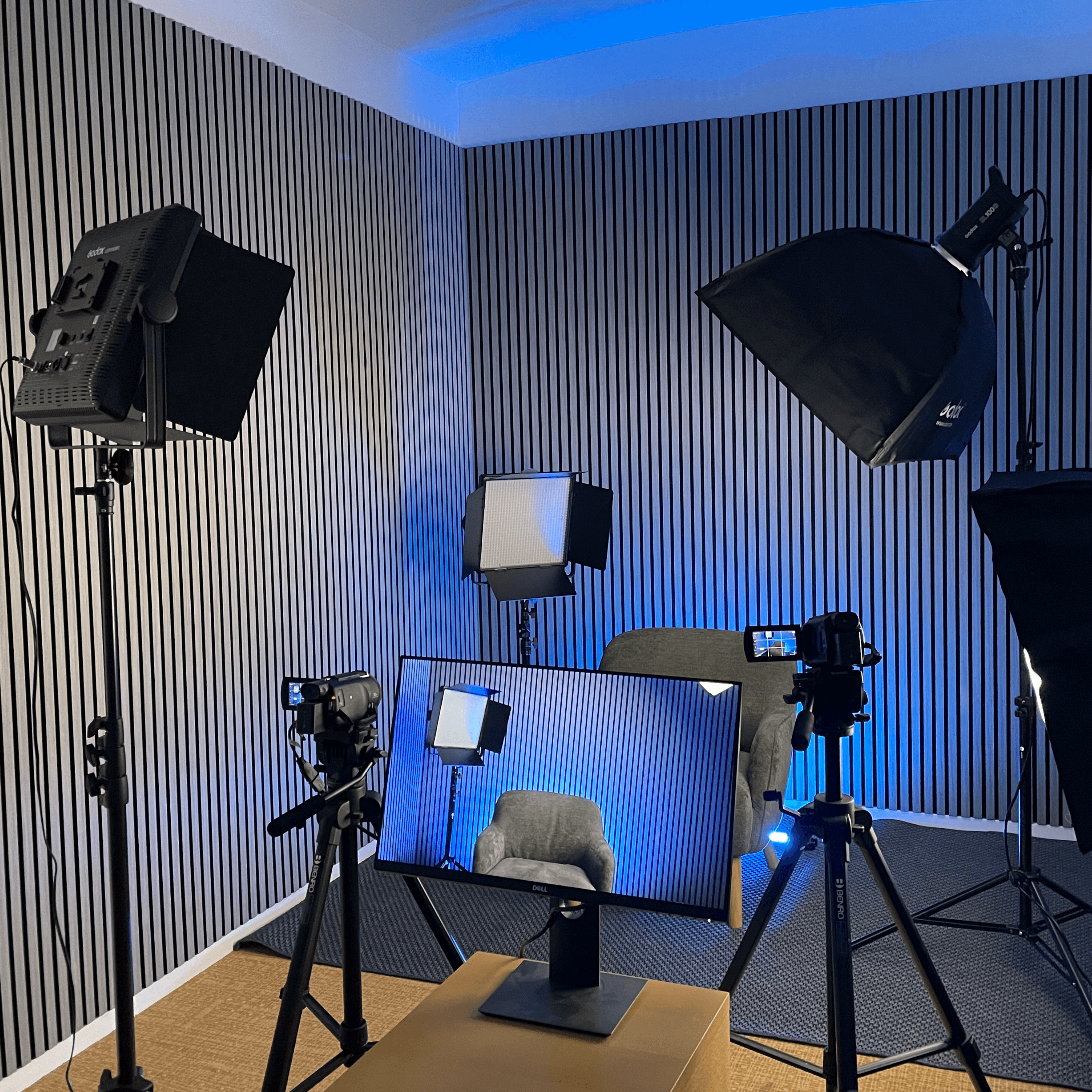 Billede af vores videostudie med videokamera, belysning og lamelvægge